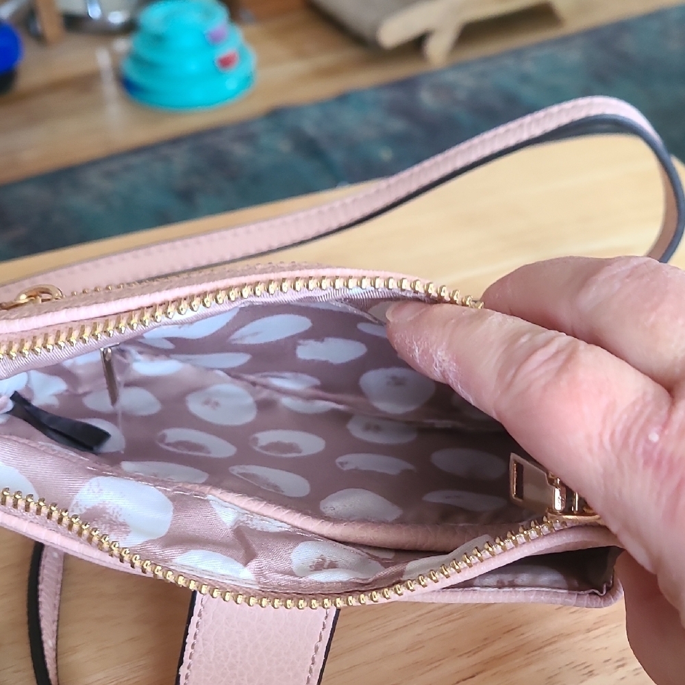 Elegant Pink Leather Crossbody Bag - Picture 6 of 7